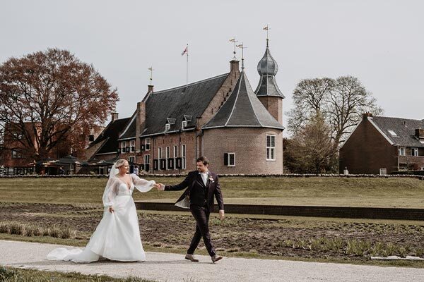 Bruidspaar voor de trouwlocatie in Coevorden, Kasteel Coevorden