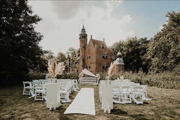 Trouwopstelling in een kasteel