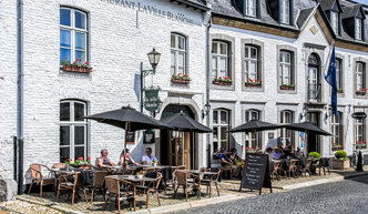 Voorkant en terras van Fletcher Hotel-Restaurant La Ville Blanche